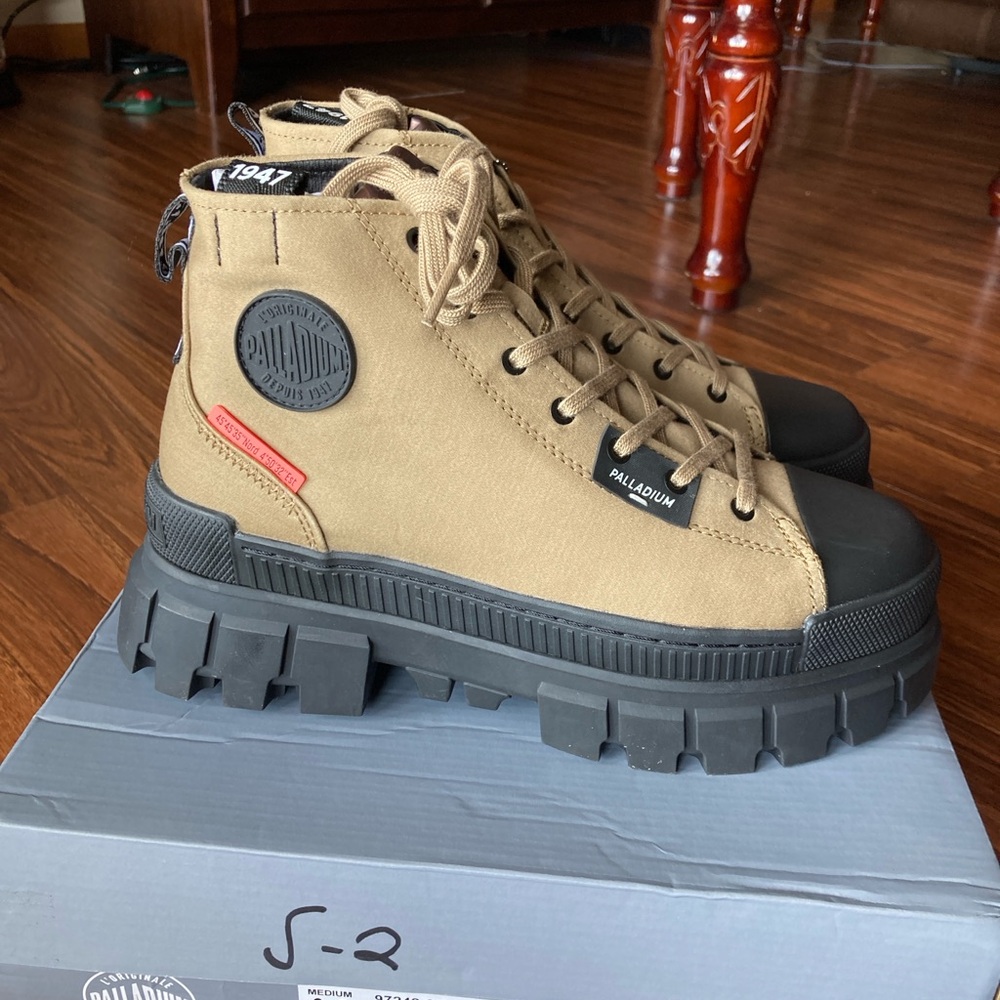 Palladium Revolt HI TX women’s Tan & Black boots